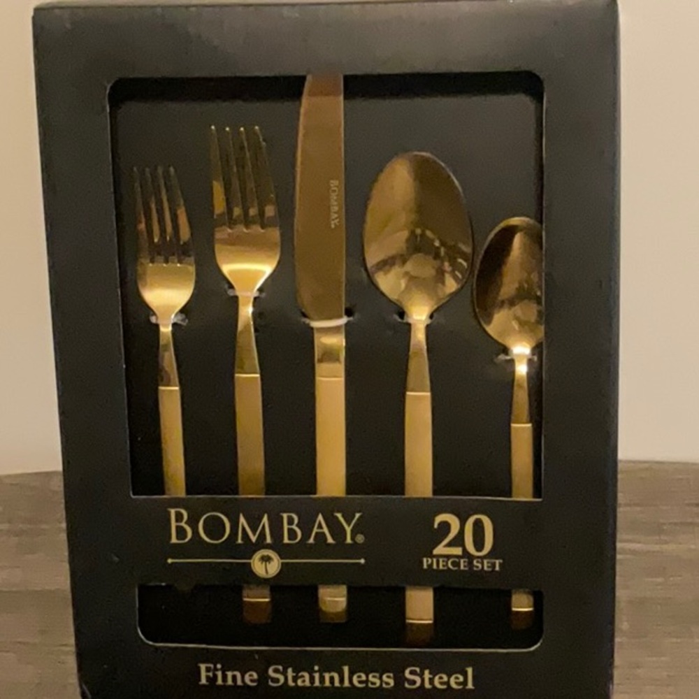 BOMBAY ARIANNA GOLD FINE STAINLESS 20pc. FLATWARE. NEW IN BOX